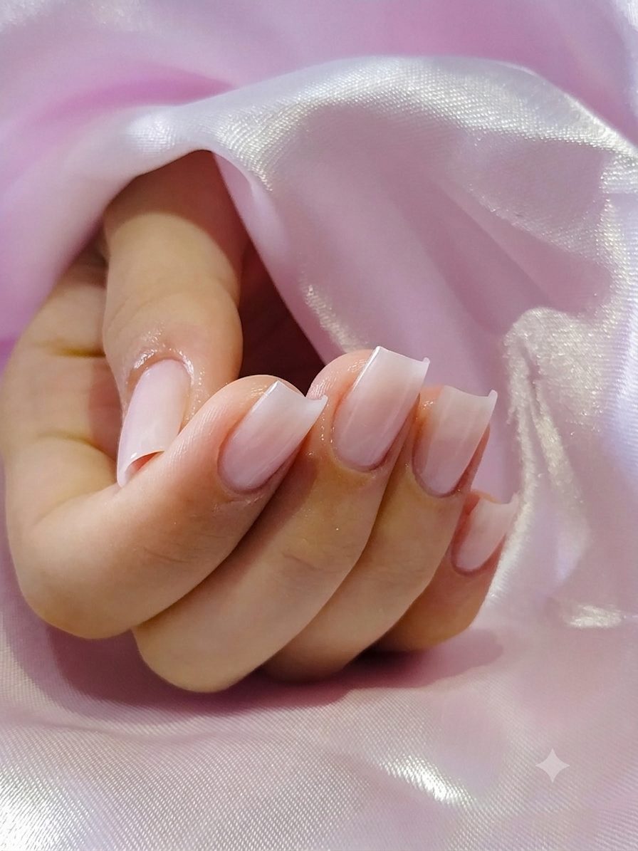 Alongamento em gel com nail art delicada, trabalho da kacya_unha