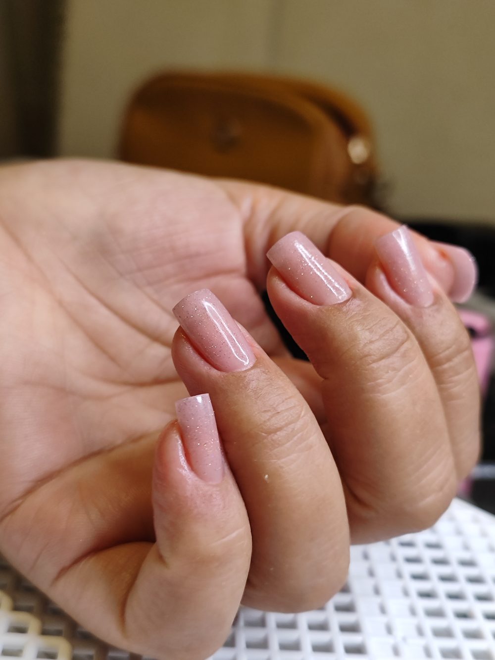 Esmaltação em gel nude com glitter delicado