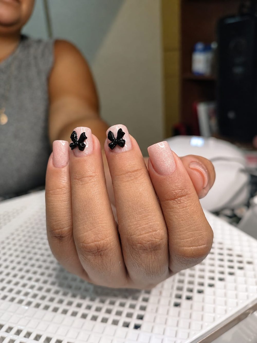 Nail art em glitter dourado e rosé