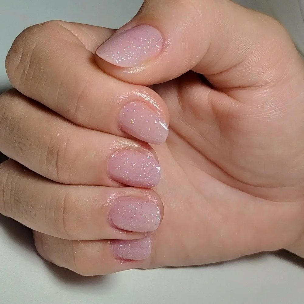 Esmaltação em gel nude com brilho suave